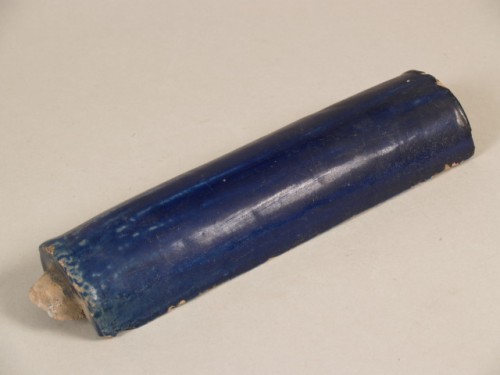Dakpan bedekt met een blauw glazuur